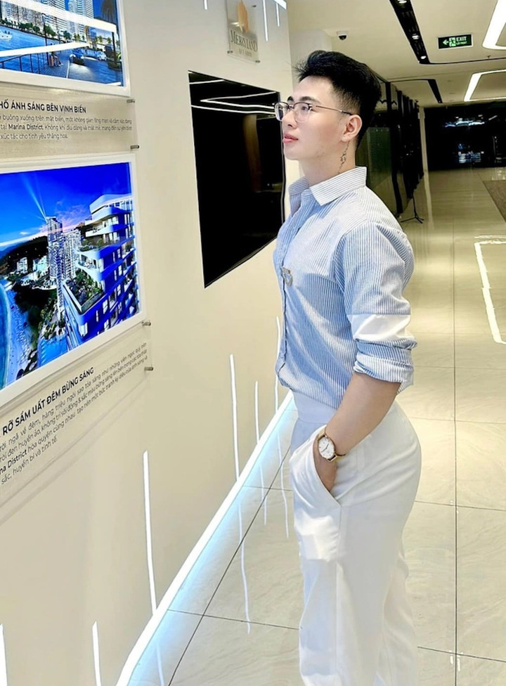 Năm 2023, Nhớ Em công khai việc mình thuộc giới tính thứ ba, mong thoát cảnh phải hứa hẹn “năm sau cưới vợ”. Những năm học cấp ba, Nhớ Em từng có bạn gái. Nhưng sau đó, anh nhận ra mình khác biệt khi rung động với một người cùng giới. Nhớ Em thừa nhận giới tính thật bằng cách xuất hiện trên một chương trình truyền hình. (Ảnh: NVCC)