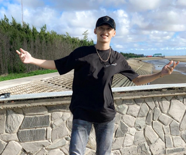 Được bố đặt cho cái tên "nhái" siêu sao bóng đá David Beckham nên chàng trai Tiền Giang luôn được chú ý đặc biệt khi tới bất cứ đâu. Hồi học phổ thông, Davic thường xuyên được gọi lên bảng kiểm tra bài cũ, làm bài tập. Nam sinh này không bao giờ dám trốn học, bỏ tiết hay lười ôn bài. Tuy nhiên Davic không ghét tên mình. Nhờ có tên hiếm cộng với tính cách hài hước, Gen Z này dễ dàng kết bạn giao lưu với mọi người. "Em chưa bao giờ nghĩ đến việc đổi tên vì tên là do bố đặt như vậy để không bị trùng với ai", Davic cho biết. (Ảnh: NVCC)