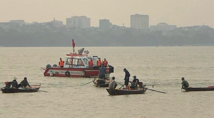 Lực lượng chức năng và người dân tham gia cứu hộ. (Ảnh: Hà Nội mới)