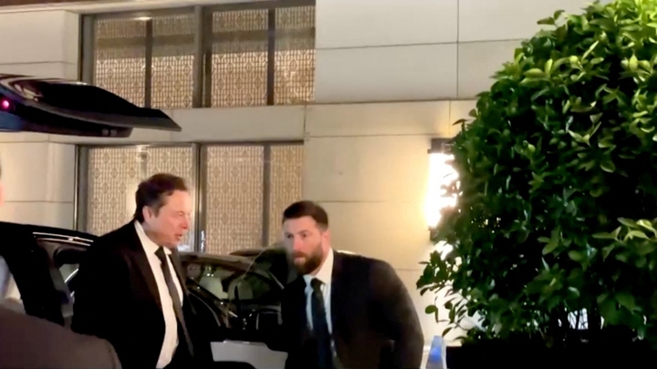 Ông Elon Musk tại Bắc Kinh, Trung Quốc hôm 28/4. (Ảnh: Reuters)