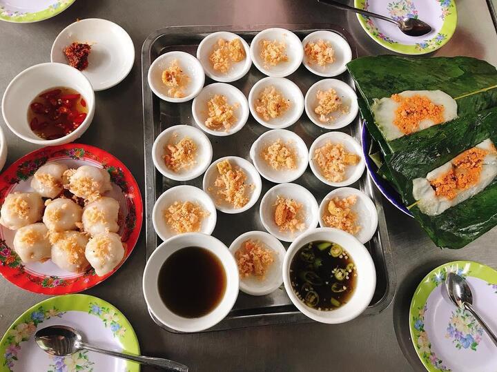 Lớp ruốc và đậu phộng phủ lên mặt bánh có vị rất riêng, ăn rất cuốn.