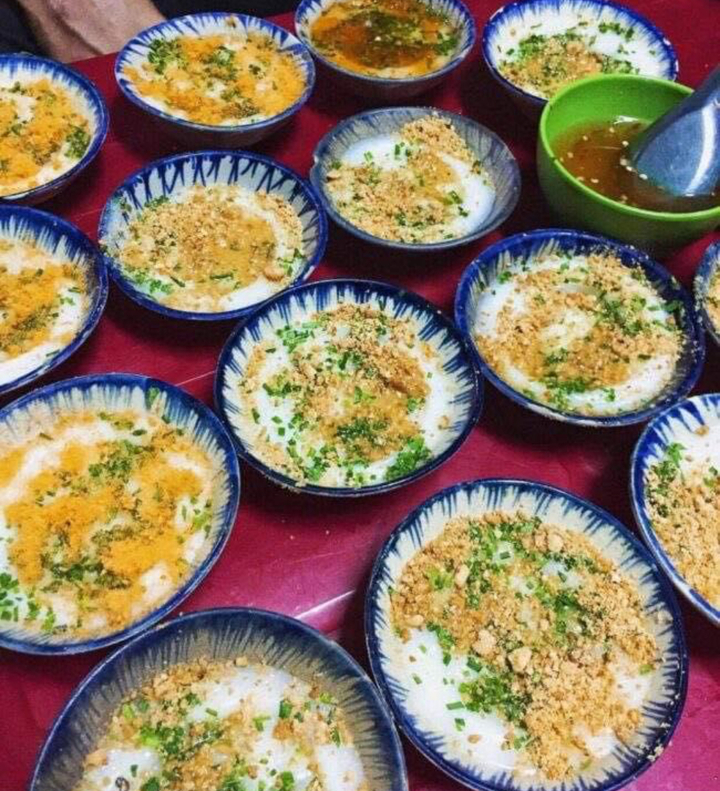 Thưởng thức một miếng bánh bèo cùng nước chấm cay cay chắc chắn bạn sẽ nhớ mãi không quên.