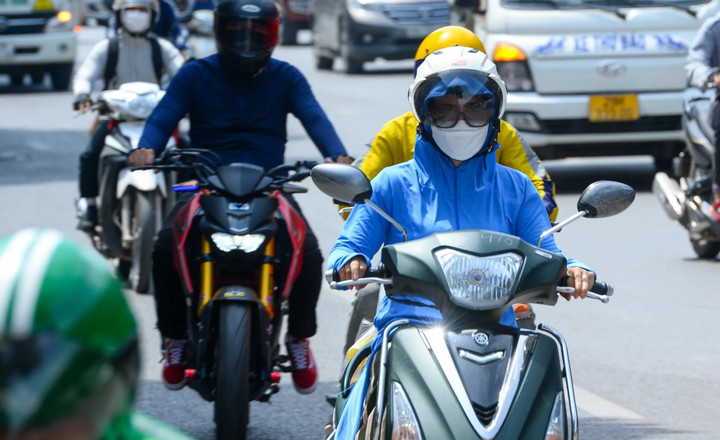 Chuyên gia khuyên người dân cần che chắn khi đi ra ngoài, mặc quần áo dài tay và đội mũ có vành để bảo vệ da vùng đầu, mặt và cổ. (Ảnh: Đắc Huy)