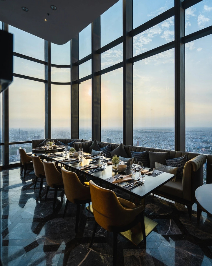 Oriental Pearl phục vụ tiệc tối cho khách xem pháo hoa và ngắm toàn cảnh thành phố với mức giá khá cao, từ 1,8 triệu đồng. (Ảnh: Oriental Pearl )