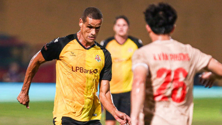 Rivaldo ra sân trong trận giao hữu với CLB Công an Hà Nội.