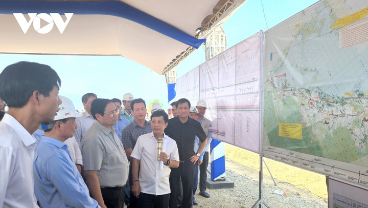 Thủ tướng nghe báo cáo tiến độ tình hình thực hiện cao tốc.