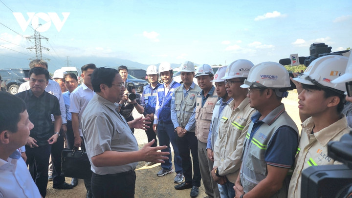 Thủ tướng động viên cán bộ, công nhân thi công cao tốc.