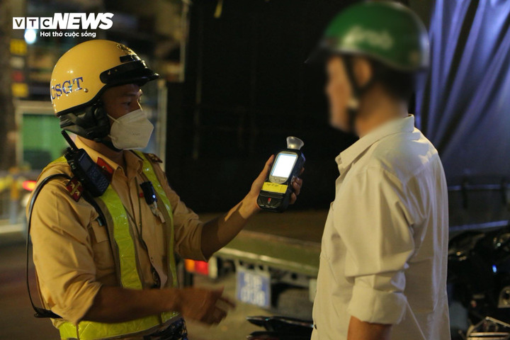 Anh T.M.T. (SN 1984, ngụ Quận 8) có nồng độ cồn 1,077mg/lít khí thở.