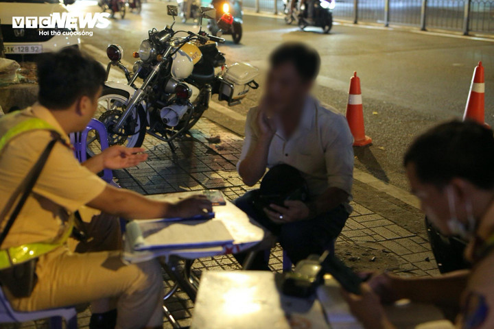 Đội Cảnh sát giao thông - Trật tự Công an Quận 11 đang kiểm tra nồng độ cồn với các tài xế trong đêm 28/4.