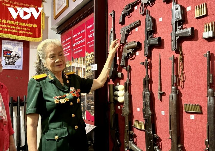 Bà Sáu Túy - Lại Thị Kim Túy kể về loại súng mà nữ Biệt động Sài Gòn như bà từng sử dụng.