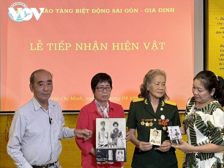 Từ trái sang: Ông Huỳnh Văn Cấn (biệt danh Tư Trung), bà Bành Thị Lệ (con gái của Anh hùng Lực lượng Vũ trang Bành Văn Trân) và bà Lại Thị Kim Túy (biệt danh Sáu Túy) trao tặng hiện vật cho Bảo tàng Biệt động Sài Gòn đúng vào dịp kỷ niệm 49 năm Giải phóng miền Nam, thống nhất đất nước.