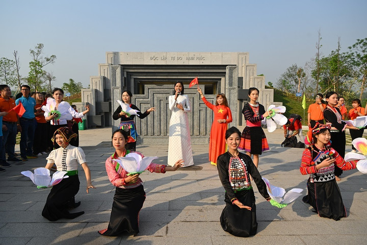 Đồng hành đoàn FPT có Hoa hậu H’ Hen Niê cũng tham gia tiết mục văn nghệ. (Ảnh: Giang Huy)