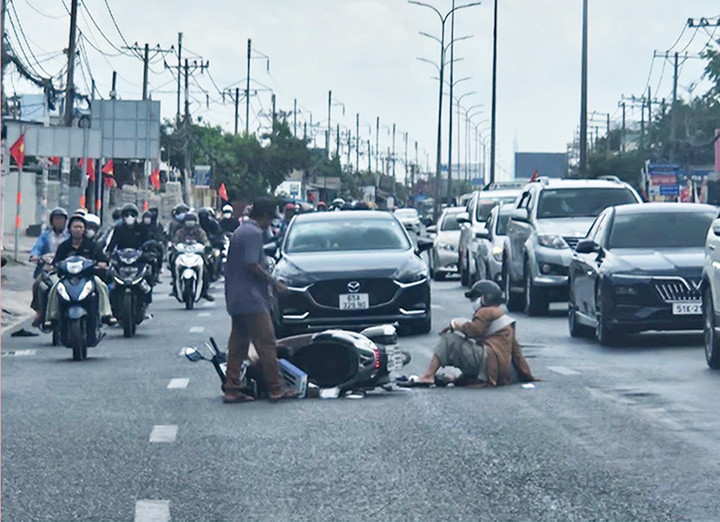 Dầu nhớt đổ ra đường trên quốc lộ 1A, nhiều xe máy té ngã.