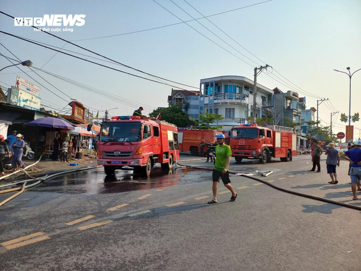 3 xe cứu hỏa được điều động đến hiện trường để dập lửa.
