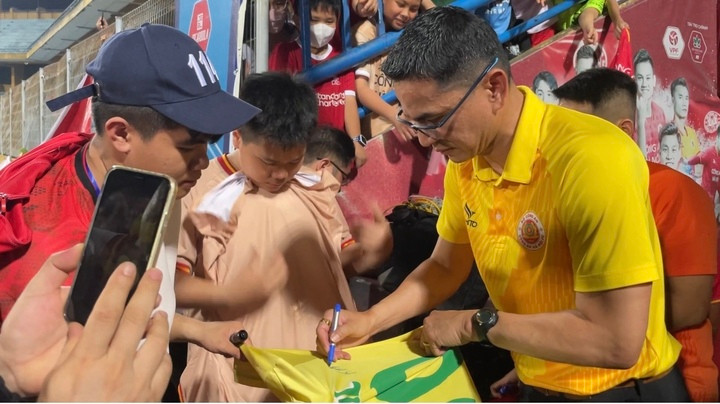 HLV Kiatisuk đã mắc kẹt tới 10 phút vì số lượng fan nhí xin chữ ký