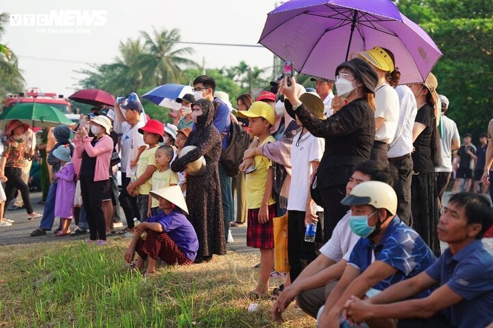 Người dân tìm về di tích Đôi bờ Hiền Lương - Bến Hải để tham gia lễ thượng cờ. (Ảnh: Nguyễn Luân)