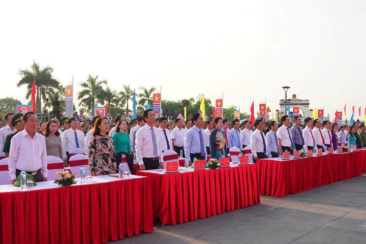 Các đại biểu, người dân làm lễ chào cờ và cùng ôn lại lịch sử hào hùng của dân tộc. (Ảnh: Nguyễn Luân).