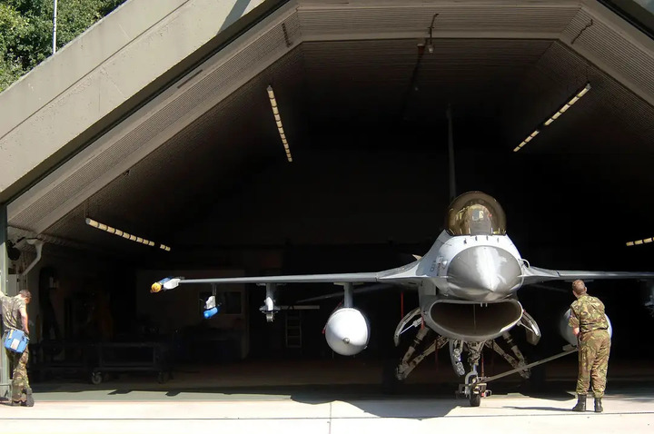 Tiêm kích F-16 của không quân Mỹ được cất giữ bên trong một hầm trú ẩn kiên cố ở Hà Lan. (Ảnh: Không quân Mỹ)