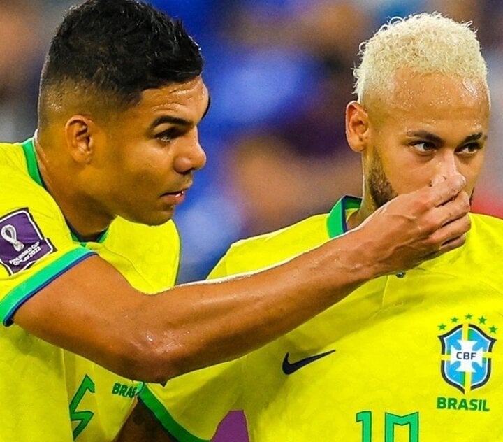 Casemiro đưa Neymar ngửi một chất được cho là amoniac.