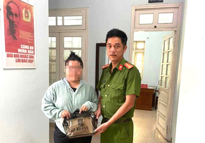 Cơ quan công an trao lại túi tiền người phụ nữ đánh rơi.