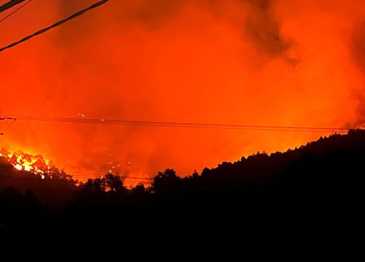 Cháy rừng tại huyện Nam Đàn (Nghệ An) tối 30/4.