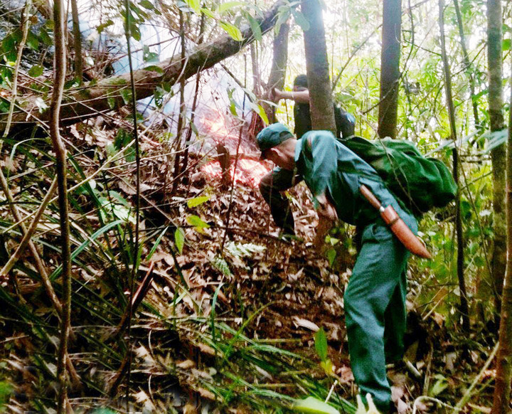 Mọi người cùng nỗ lực dập lửa.