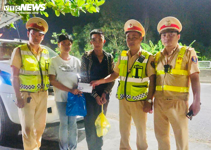 Ba cán bộ thuộc Trạm CSGT Phú Lộc bỏ tiền túi để hỗ trợ 2 anh em trước khi bắt xe khách cho họ về quê Phú Thọ. (Ảnh: CACC)