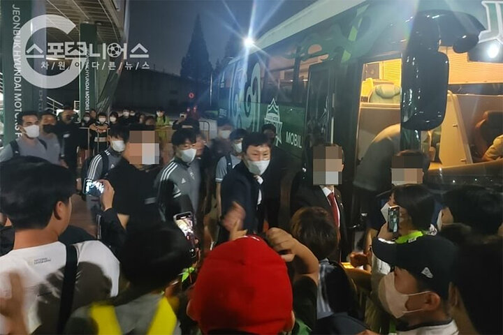 Cổ động viên vây xe buýt của đội bóng để phản đối huấn luyện viên Kim Sang-sik.