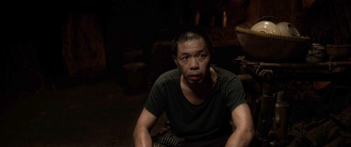 Cuộc sống trong căn hầm địa đạo.