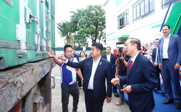 Thứ trưởng Bộ Nông nghiệp và Phát triển nông thôn Phùng Đức Tiến (bên phải) và ông Vũ Mạnh Hùng thực hiện nghi thức đóng container lô hàng xuất khẩu.