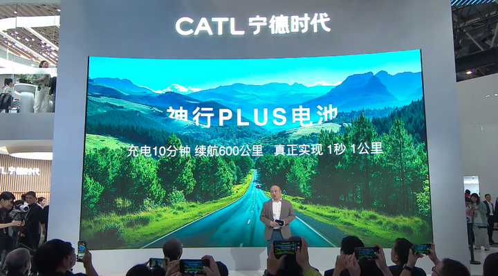 CTO Gao Huan đang giới thiệu loại pin sạc siêu nhanh, phạm vi siêu dài tại Auto China 2024. (Ảnh: CATL)
