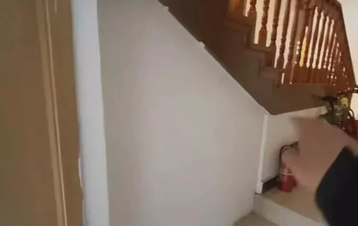 Lối vào căn phòng ở bên dưới cầu thang. (Ảnh: Douyin)