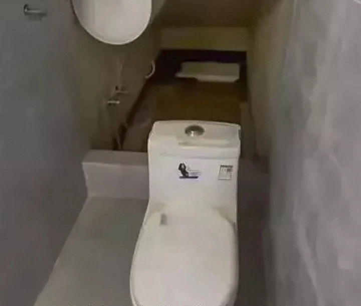 Không gian sống bao gồm một chiếc giường phía sau toilet và một chiếc bếp nhỏ để nấu nướng. (Ảnh: Douyin)