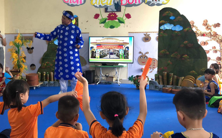 Thầy Đỗ Quang Tú dạy học sinh. (Ảnh: NVCC)