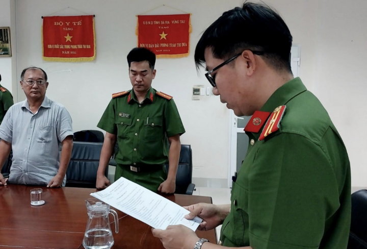 Cơ quan CSĐT Công an tỉnh Bà Rịa - Vũng Tàu đọc lệnh khởi tố bị can đối với ông Phạm Minh An.