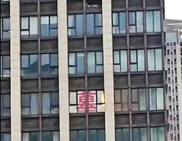 Chữ “mộ” theo tiếng Trung trên cửa sổ căn hộ ở một tòa chung cư ở Trung Quốc. (Ảnh: Thinkchina)