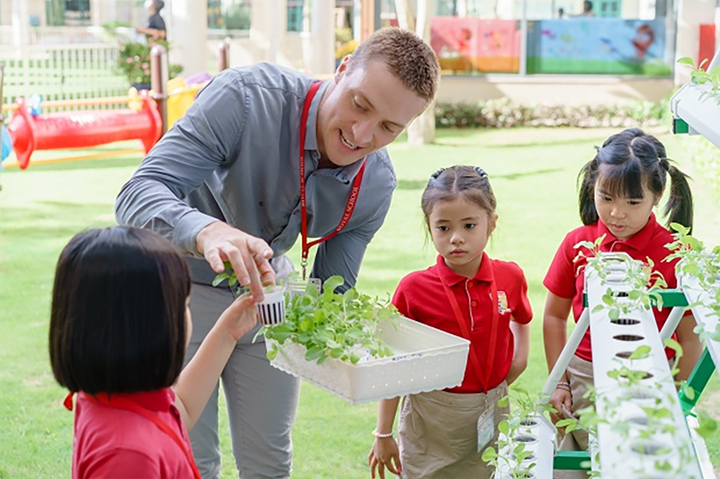 Giáo viên mầm non dù là nam hay nữ cũng đều là người cha, người mẹ thứ hai của học sinh. (Ảnh minh hoạ).