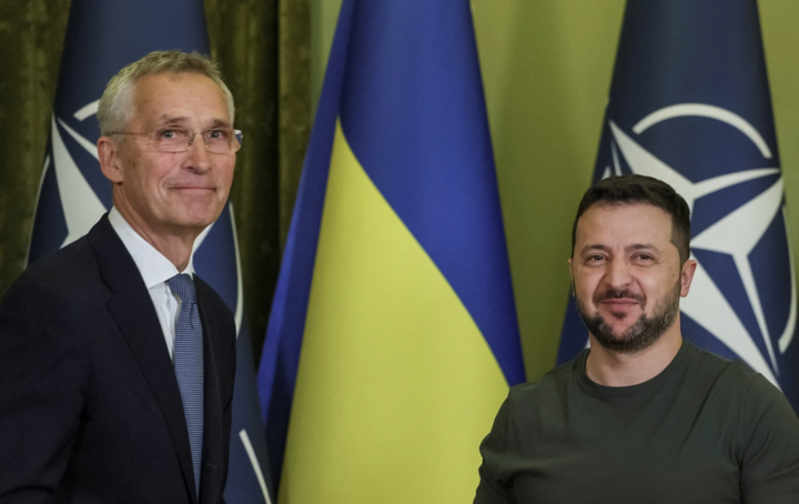 Tổng thống Ukraine Volodymyr Zelensky gặp Tổng thư ký NATO Jens Stoltenberg. (Ảnh: Reuters)