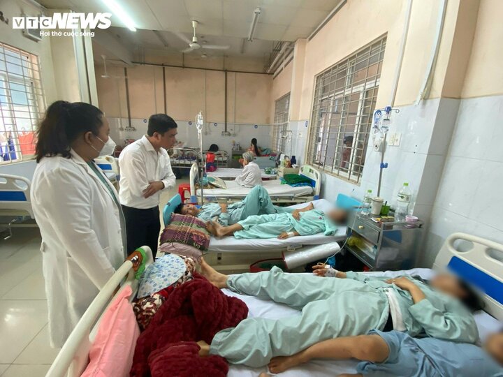 Hình ảnh bệnh nhân ở Đồng Nai nhập viện điều trị sau khi ăn bánh mì.