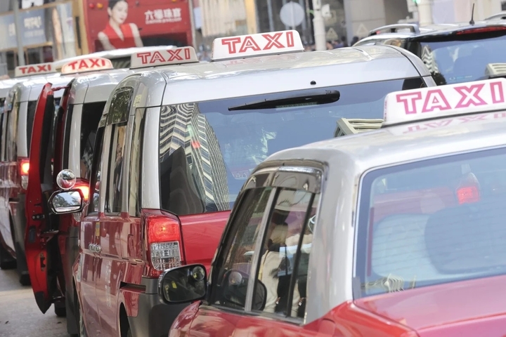 Tài xế taxi nhận kết đắng sau khi "chặt chém" khách hàng. (Ảnh: Jelly Tse)