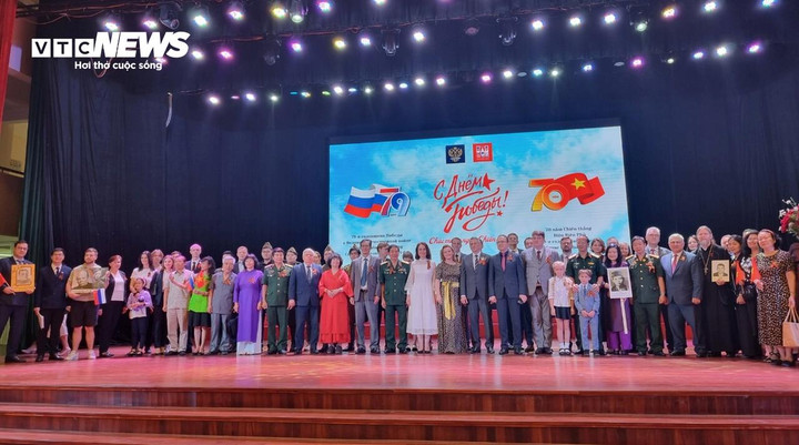 Các đại biểu và khách mời chụp ảnh lưu niệm.