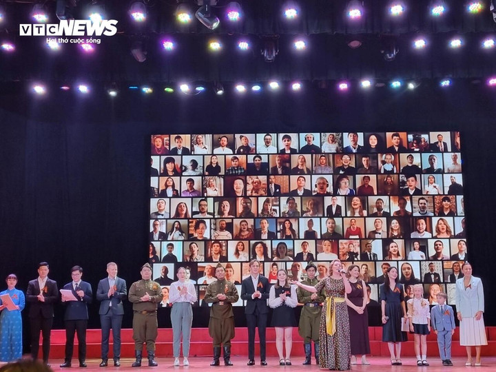 Buổi lễ kết thúc bằng bài hát "Ngày chiến thắng".