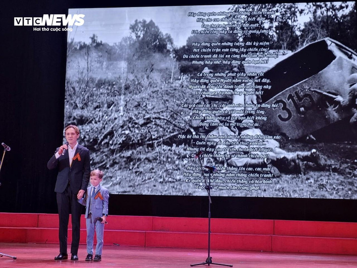 Một tiết mục đọc thơ do các em học sinh Nga thể hiện.