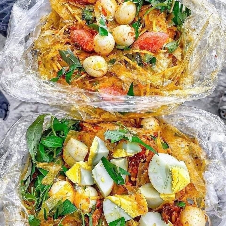 Bánh tráng trộn, một món ăn mang đậm nét đặc trưng của TP.HCM. (Ảnh: B.L)