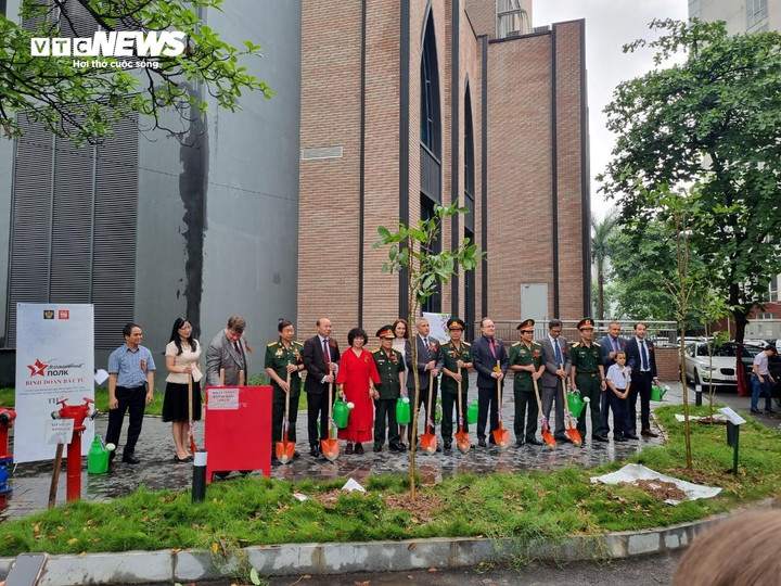 Các đại biểu trồng cây tưởng niệm tại Học viện Thanh thiếu niên Việt Nam.