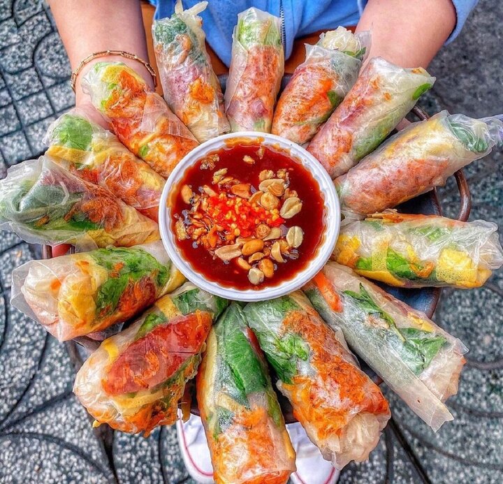 Bò bía là món ăn đường phố hấp dẫn các bạn nữ. (Ảnh: T.H)