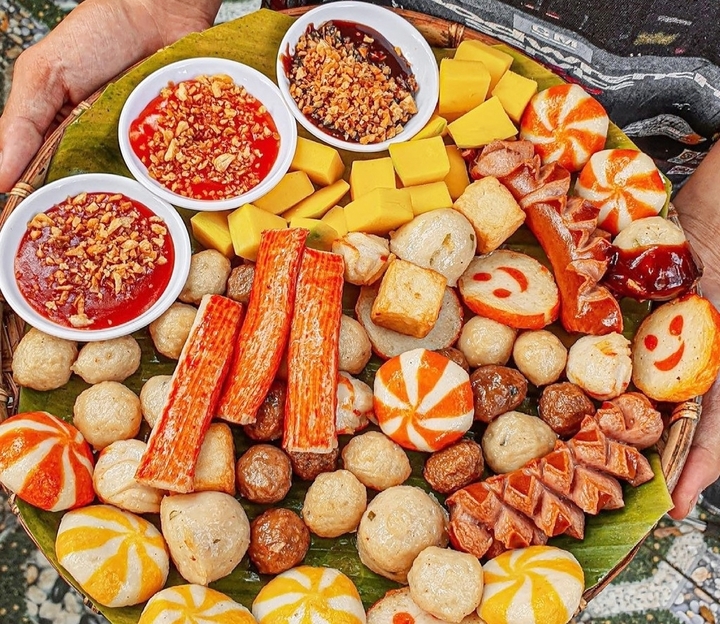 Cá viên chiên là món ăn đường phố chế biến đơn giản. (Ảnh: B.L)