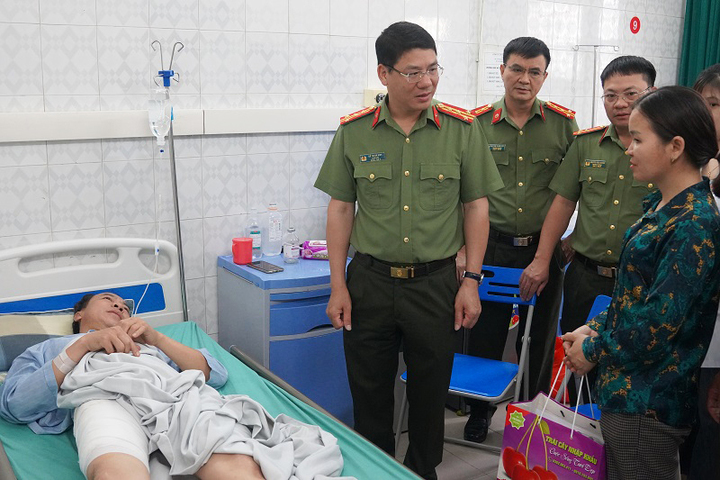 Đại tá Đỗ Thanh Bình, Giám đốc Công an tỉnh Hòa Bình cùng đoàn công tác thăm hỏi, động viên Thiếu tá Quách Phúc Kín tại bệnh viện. (Ảnh: Công an tỉnh Hoà Bình)