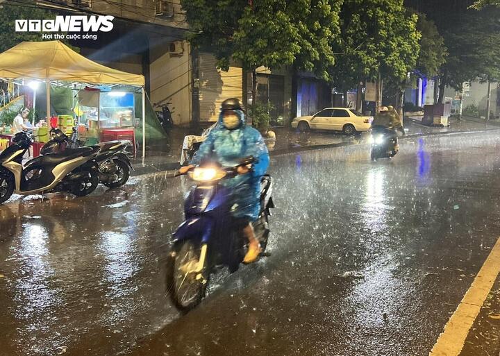 Đến 19h20 cùng ngày, cơn mưa nặng hạt vẫn còn kéo dài tại nhiều nơi ở TP Pleiku.