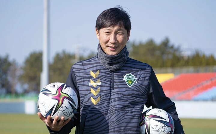 HLV Kim Sang-sik sẽ là thuyền trưởng của đội tuyển Việt Nam.